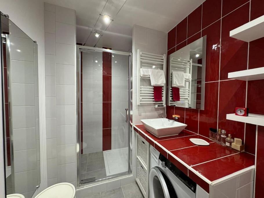 Appartement Stylish 1br With Peaceful Garden In 18th District Parijs