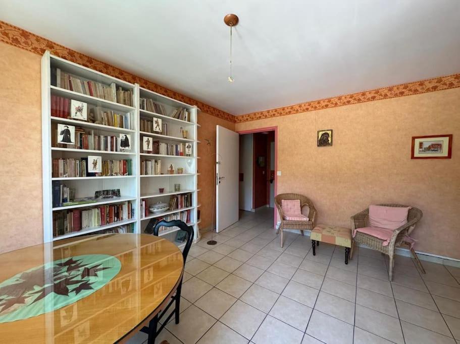 Appartement Stylish 1br With Peaceful Garden In 18th District Parijs